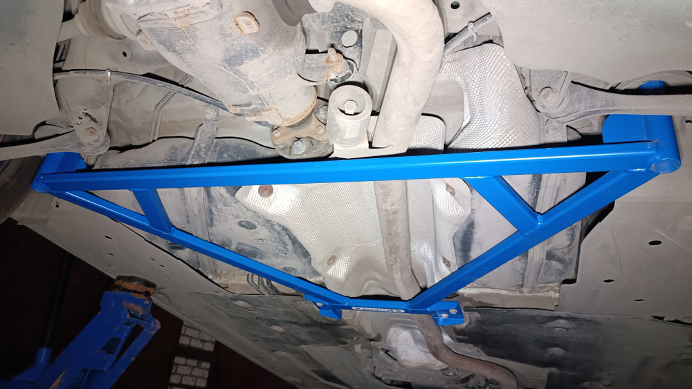 Распорка средняя нижняя BMW F30 (ПОД ЗАКАЗ)