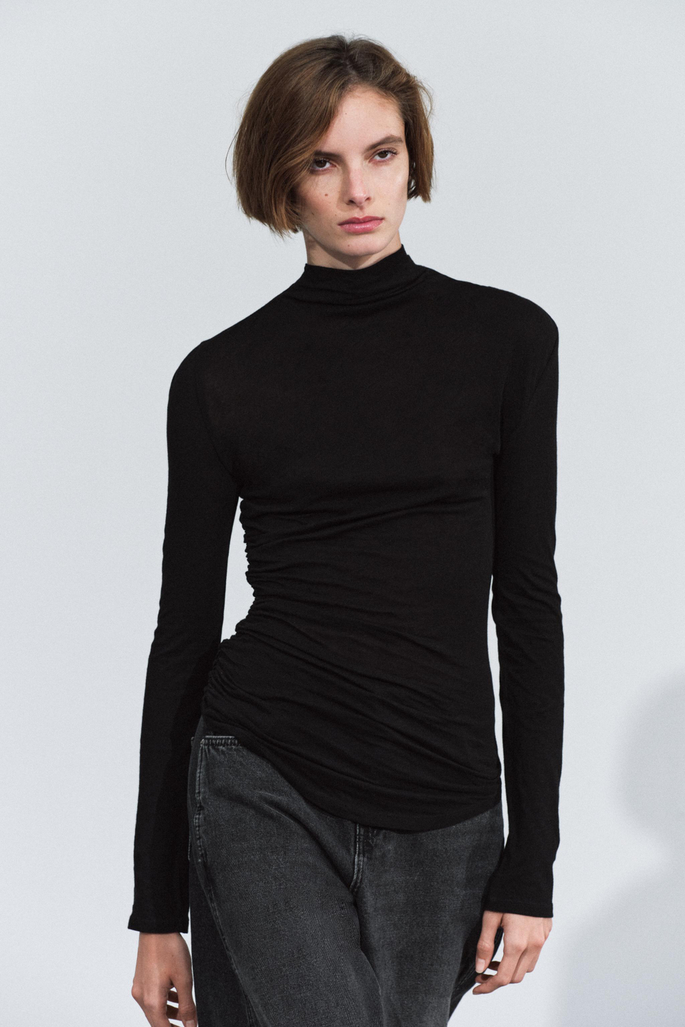 ФУТБОЛКА С ВЫСОКИМ ВОРОТНИКОМ И СБОРКАМИ — ZARA