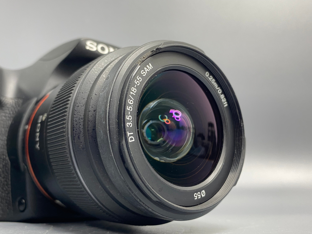 Sony A58 Kit 18-55mm Скол на объективе