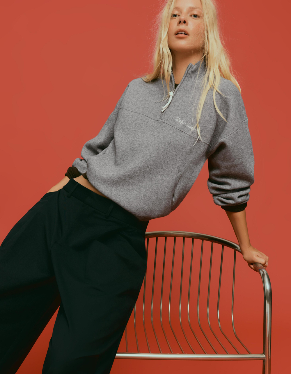 Женский свитер с молнией и вышивкой - BERSHKA