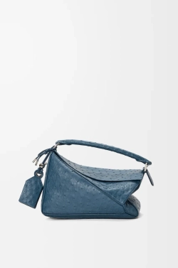 Loewe Маленькая сумка Puzzle Featherlight из страусиной кожи, синий