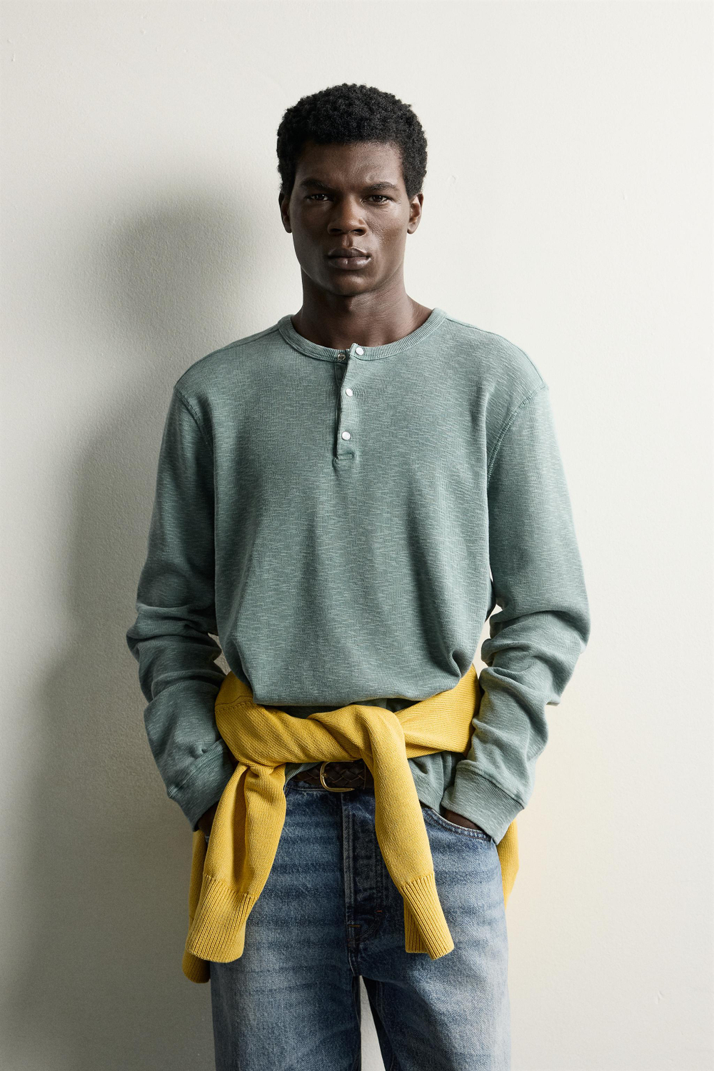 ФУТБОЛКА RELAXED FIT С ВОРОТНИКОМ ХЕНЛИ — ZARA
