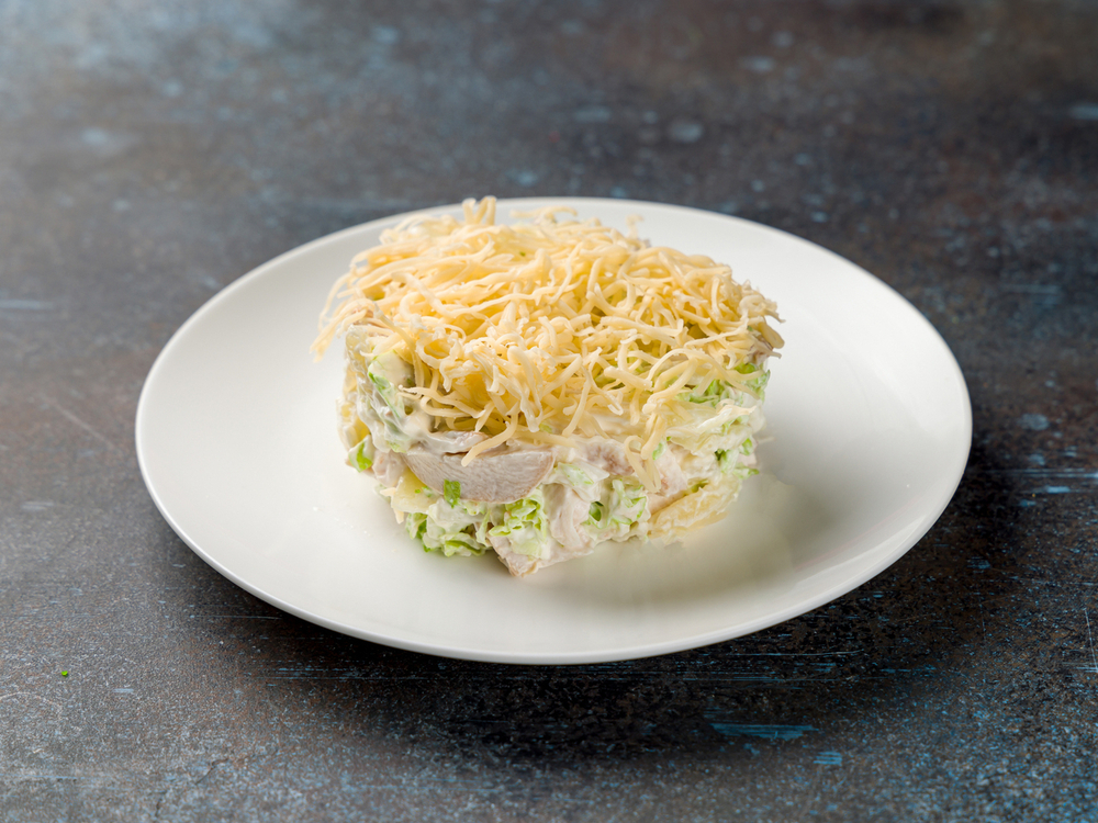 Салат с курицей и ананасом бокс 300гр