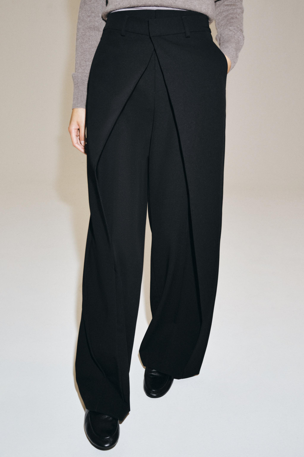 БРЮКИ С ЗАЩИПАМИ СПЕРЕДИ — ZW COLLECTION — ZARA