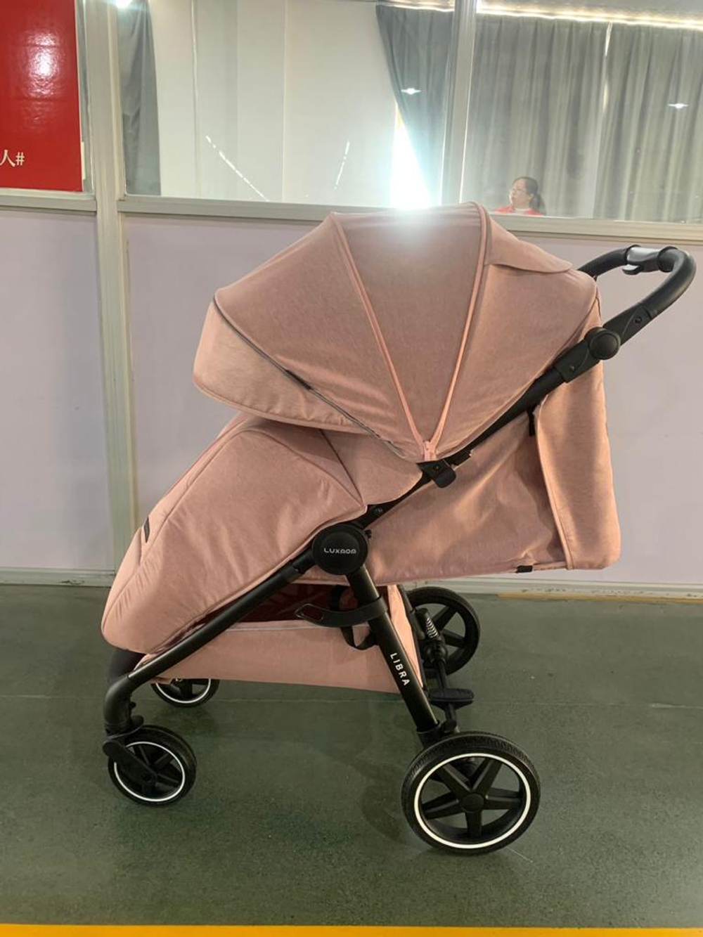 Прогулочная коляска Luxmom 730 ч/р