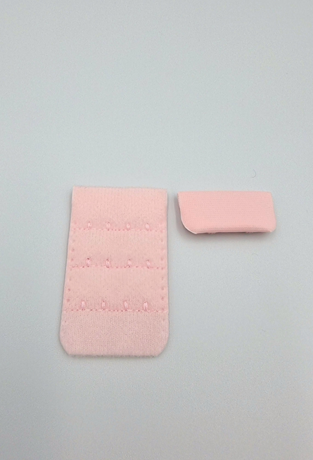 Застёжка тканевая на 2 крючка светло-розовая 3,2*5 см (Pantone 12-1706 TPG)