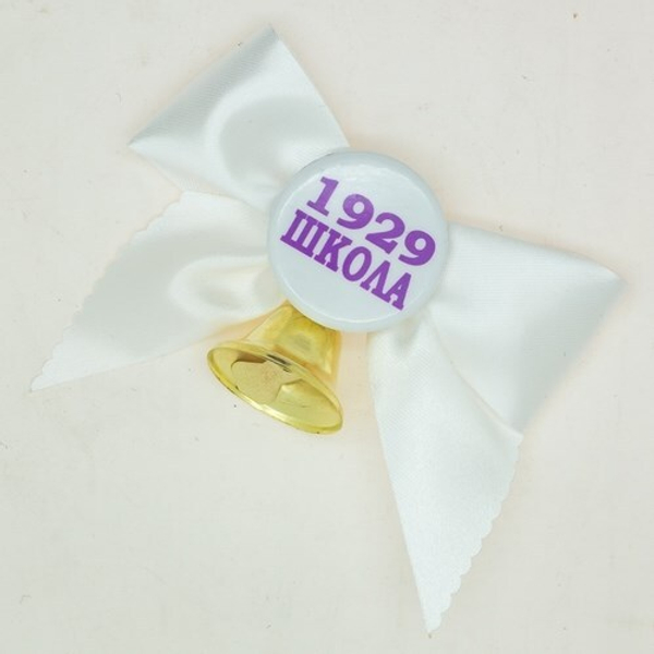 Бант с колокольчиком LOGO, цвет белый.