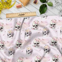 Ткань поплин черепа в цветах на розовом