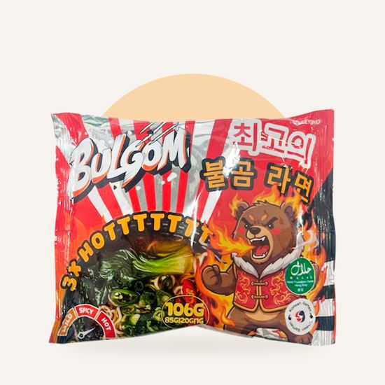 Лапша BULGOM 3X Hot 106 г — упаковка на фирменном фоне OH MY GEEK