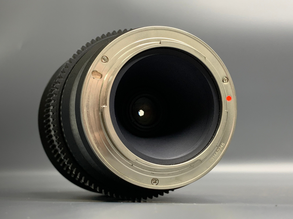 Samyang 8mm 3.8 CS II Sony E передней линзе имеется значительное количество царапин.