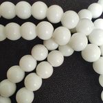 Бусины агат белый глянцевый шар гладкий 6 мм, нить ~38 см