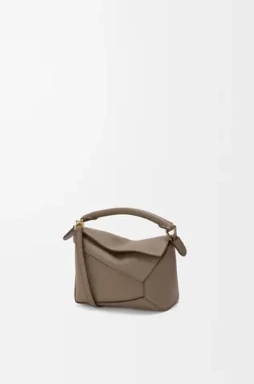 Loewe Мини-сумка Puzzle Edge из мягкой зернистой телячьей кожи, серо-коричневый
