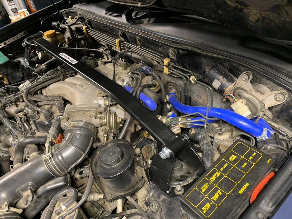 Распорка передних стоек Nissan Pathfinder R50, Nissan Terrano RR50, infiniti QX 4 (I-ого поколения) (ПОД ЗАКАЗ)