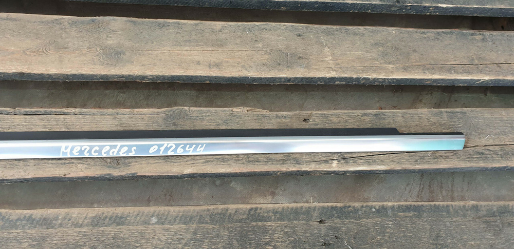 Молдинг двери передней левой GL GLS (X166)  Б/У Оригинал A1667250165