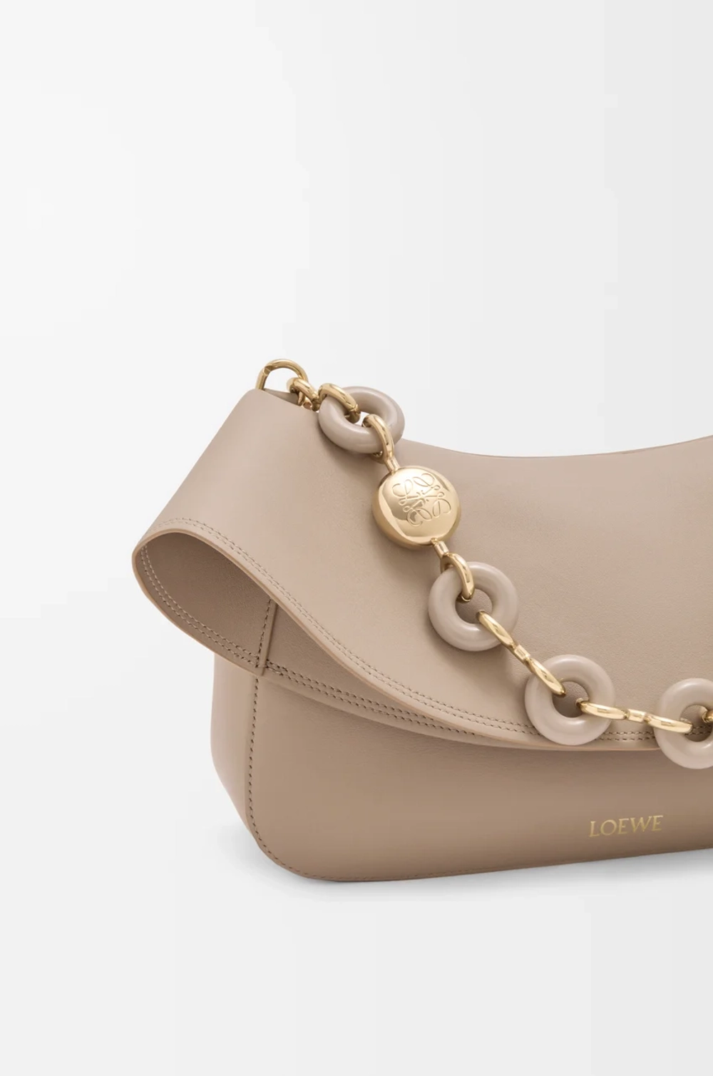 Loewe Средняя сумка Ola из гладкой телячьей кожи, песочный