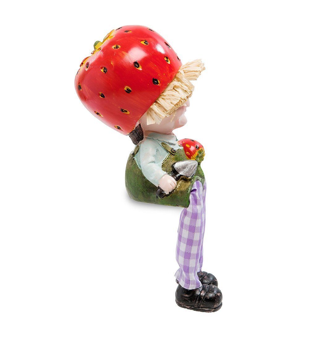 MN-137-B Фигурка. «Домовенок с урожаем клубники»