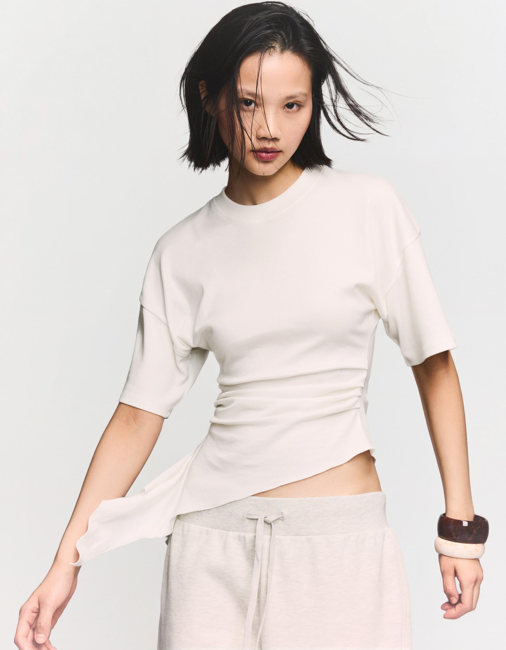 Женская футболка с короткими рукавами и сборками - BERSHKA