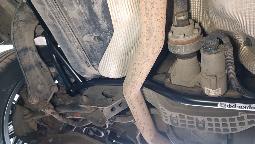 Распорка задняя нижняя спереди Chery Tiggo 7 Pro Max (полный привод), Jaecoo j7 до 2026г, Omoda C5 (полный привод), Exeed LX (полный привод) (ПОД ЗАКАЗ)