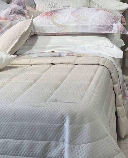 Покрывало 270x270 Blumarine Primizia burro молочного цвета