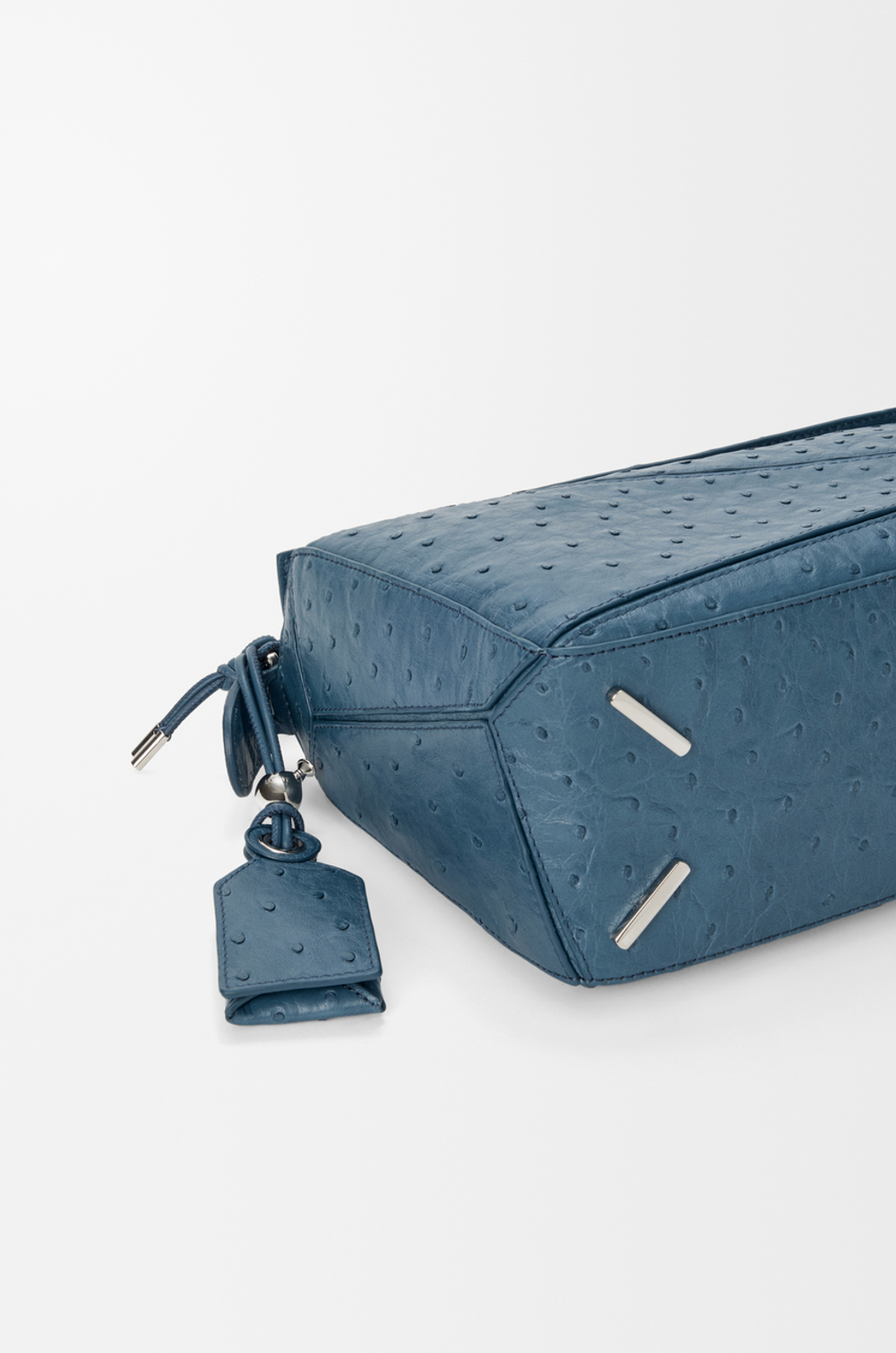 Loewe Маленькая сумка Puzzle Featherlight из страусиной кожи, синий