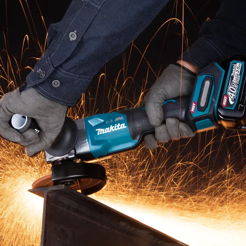 Угловая шлифовальная машина с диском 125 мм XGT® Makita GA013GU101