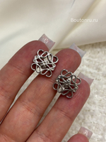 Серьги гвоздики Лоэв. серебристые логотип