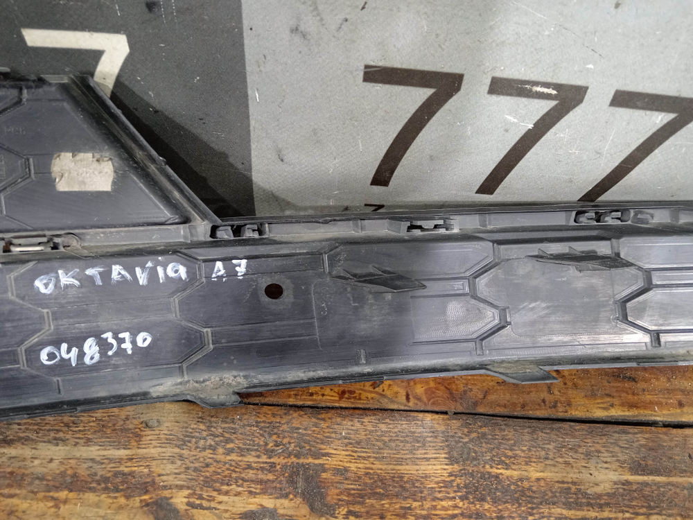 Накладка ПТФ передняя правая Skoda Octavia 3 (A7) 17-20 Б/У Оригинал 5E0807682G