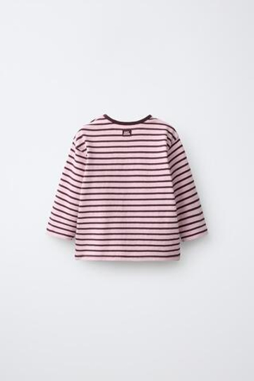 ZARA ФУТБОЛКА В ПОЛОСКУ С НАШИВКОЙ, РОЗОВЫЙ