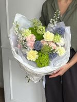 Букет сборный из гортензии, кустовых пионовидных роз, диантусов, амми и дельфиниума