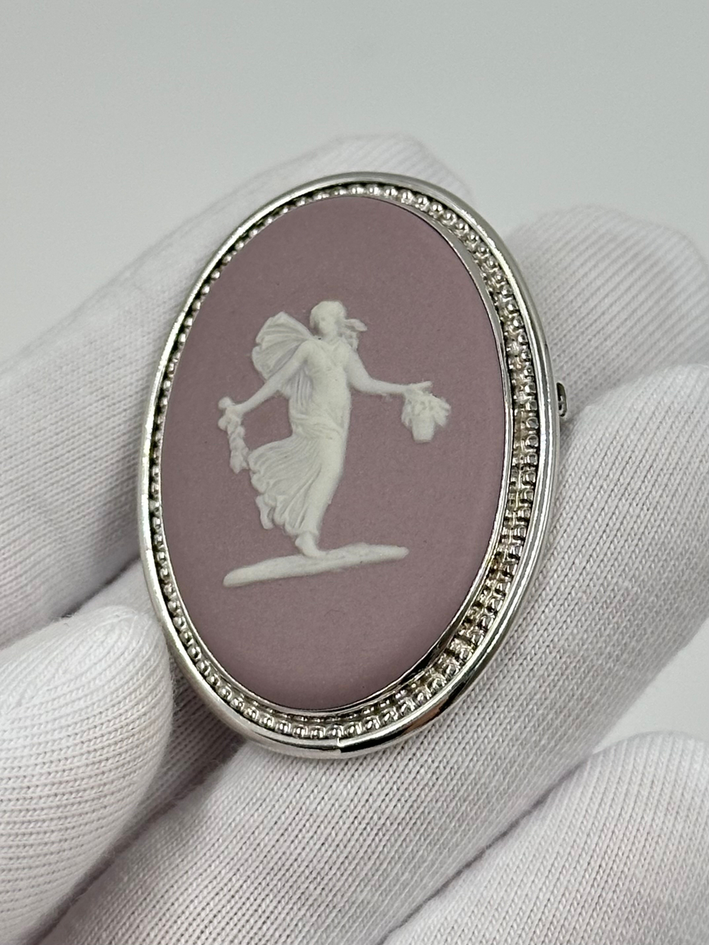 Брошь Wedgwood лиловая
