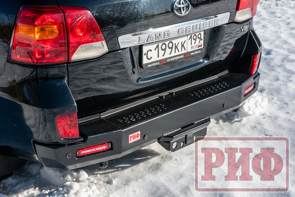 Бампер силовой задний Toyota Land Cruiser 200 2007-2012 с квадратом под фаркоп и фонарями, стандарт РИФ