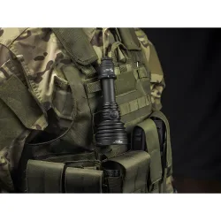 Поисковый фонарь Armytek Barracuda Pro Max Magnet USB - закрепленный на тактическом жилете
