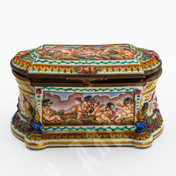 Фарфоровая шкатулка. Путти. Фарфор, ручная роспись. Каподимонте (Capodimonte), к. XIX в.