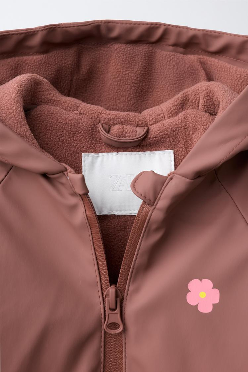 ZARA ПРОРЕЗИНЕННЫЙ КОМБИНЕЗОН WATER RESISTANT С ЦВЕТОЧНЫМ ПРИНТОМ, СЛИВОВЫЙ