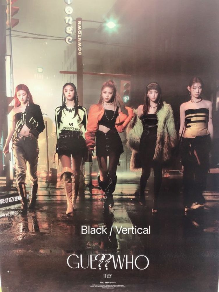 Официальный постер ITZY - GUESS WHO (версия B) Официальный постер ITZY - GUESS WHO (версия B)