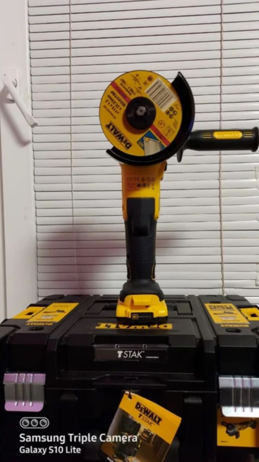 Бесщеточная угловая шлифмашина DEWALT DCG405NT