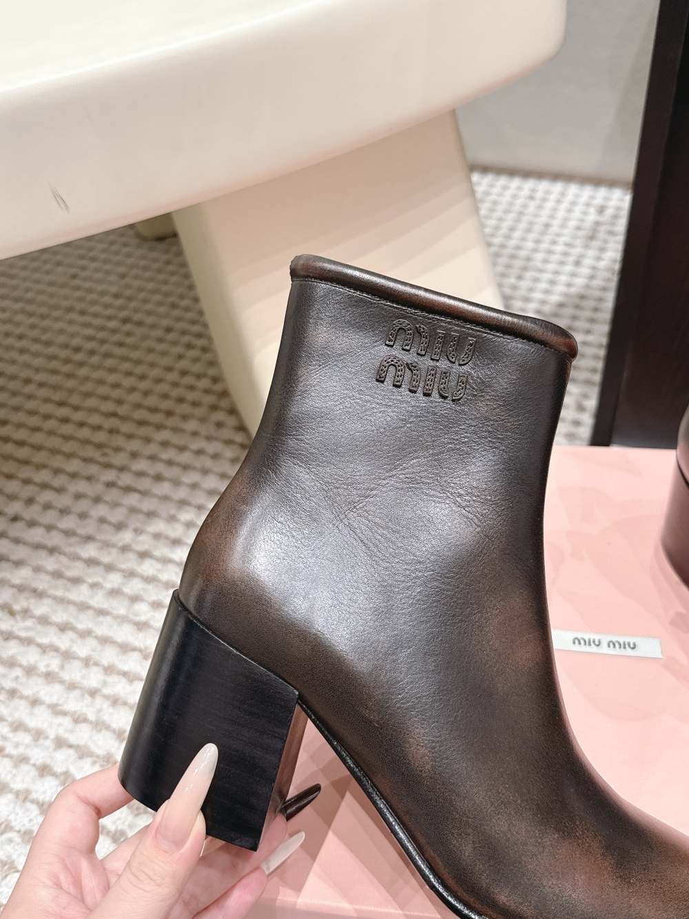 Женские кожаные ботильоны Miu Miu на каблуке 6 см — тёмно-коричневые — фото 5