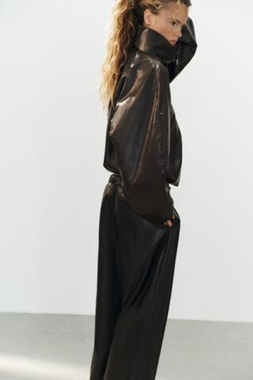 ZARA КУРТКА ИЗ ТЕХНИЧНОЙ ТКАНИ СО СБОДКАМИ, КОРИЧНЕВЫЙ