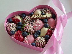 Сердце из клубники в шоколаде " Люблю"