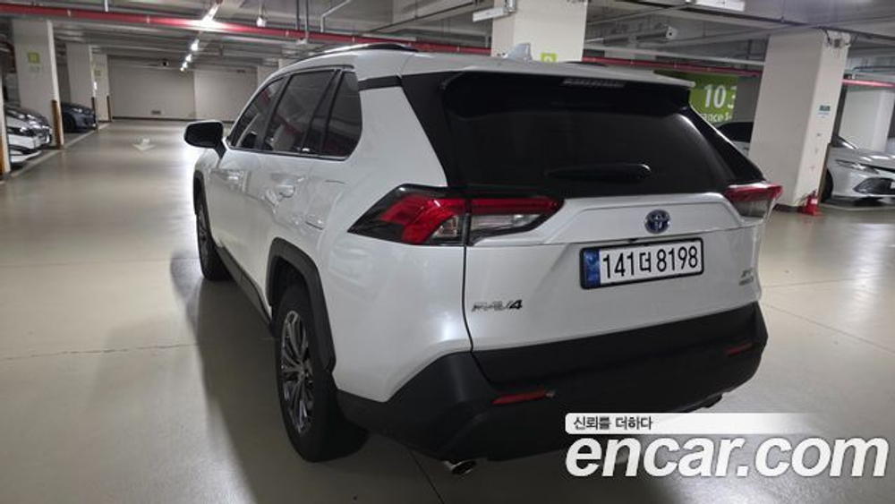 Toyota RAV4 2.5 2WD Hybrid XLE — 2024