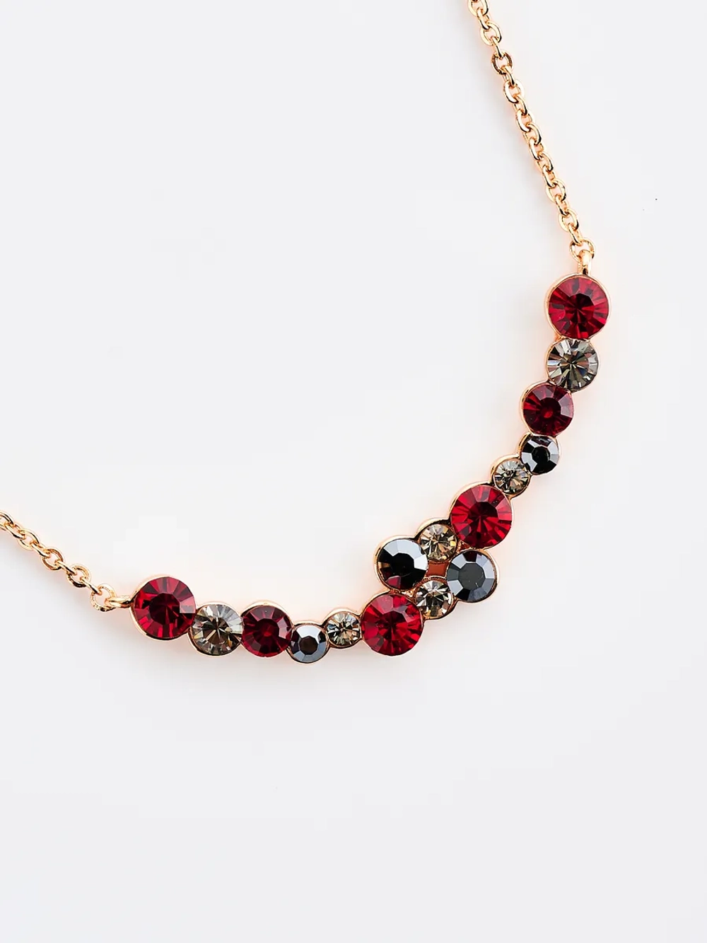 Тонкое колье Млечный путь с красными кристаллами Swarovski