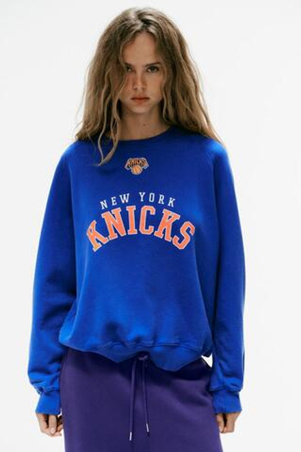 ZARA ТОЛСТОВКА NBA NEW YORK KNICKS, ВАСИЛЬКОВЫЙ