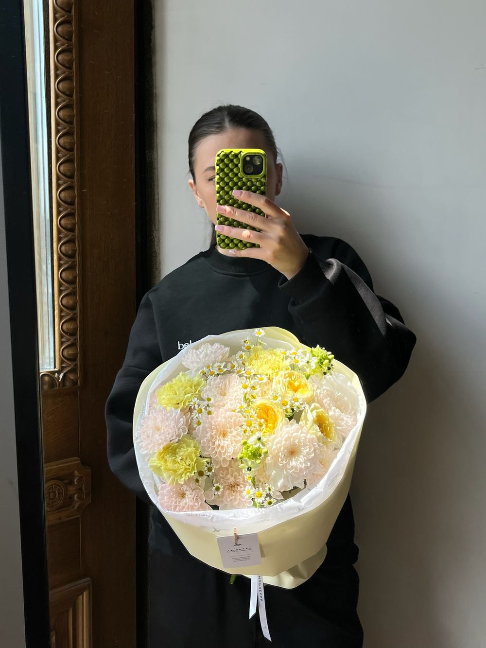 Букет из хризантемы, кустовых пионовидных роз, орнитогалума, ромашки и диантусов