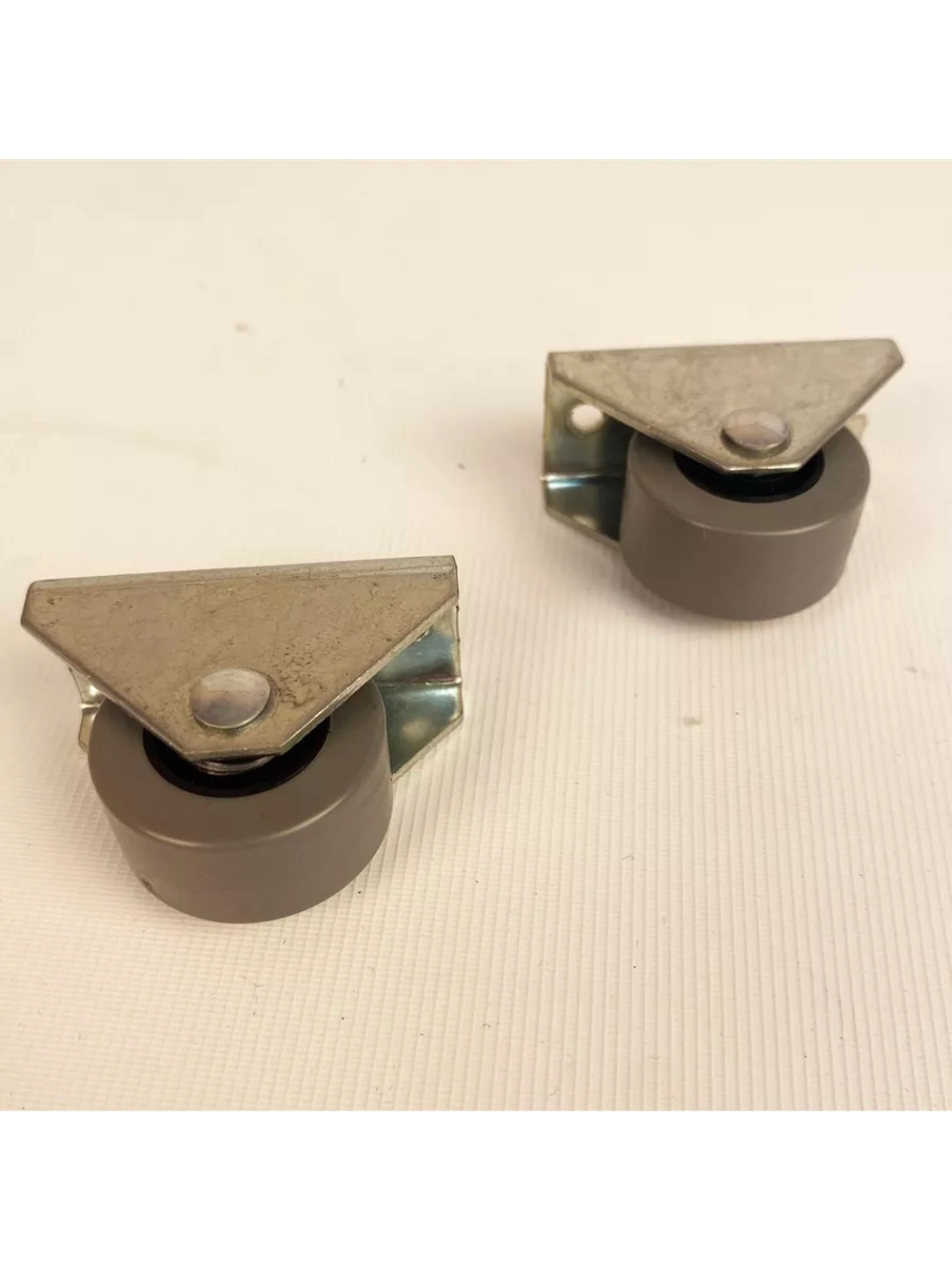 Опора роликовая 302 с резиновым колесом D28, 2 шт