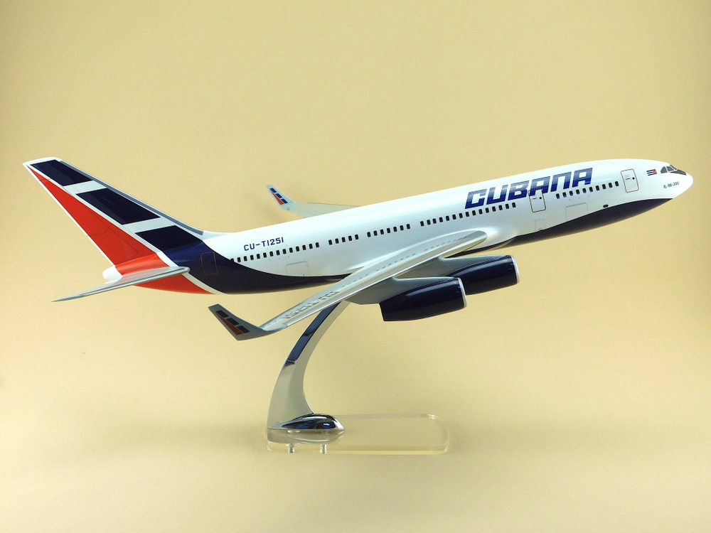 Модель самолета Ил-96-300 (М1:100, CUBANА)