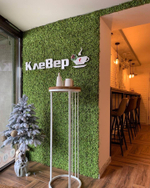 Вертикальное озеленение кофейни панелями из искусственной зелени г.Майкоп