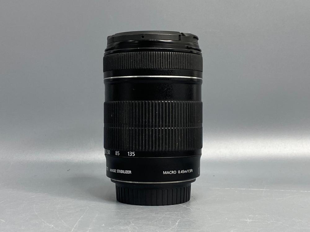 Canon EF-S 18-135mm 3.5-5.6 IS внутри передней линзы пыль