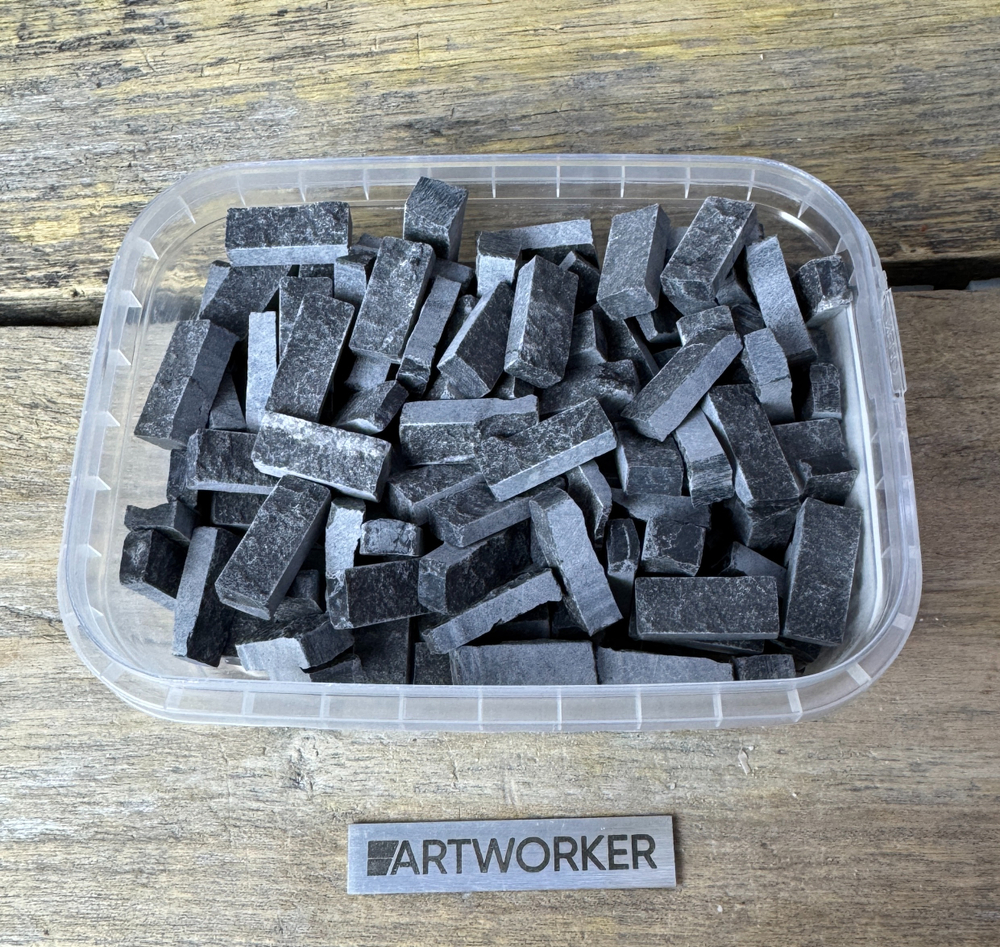 Колотый натуральный камень NS366 темно-серого цвета ArtWorker