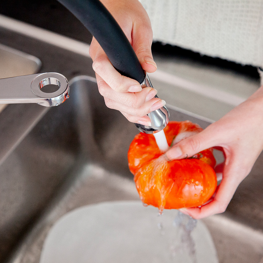 Смеситель для кухни с магнитным держателем и гибким изливом KITCHEN MAGNET 386801MA