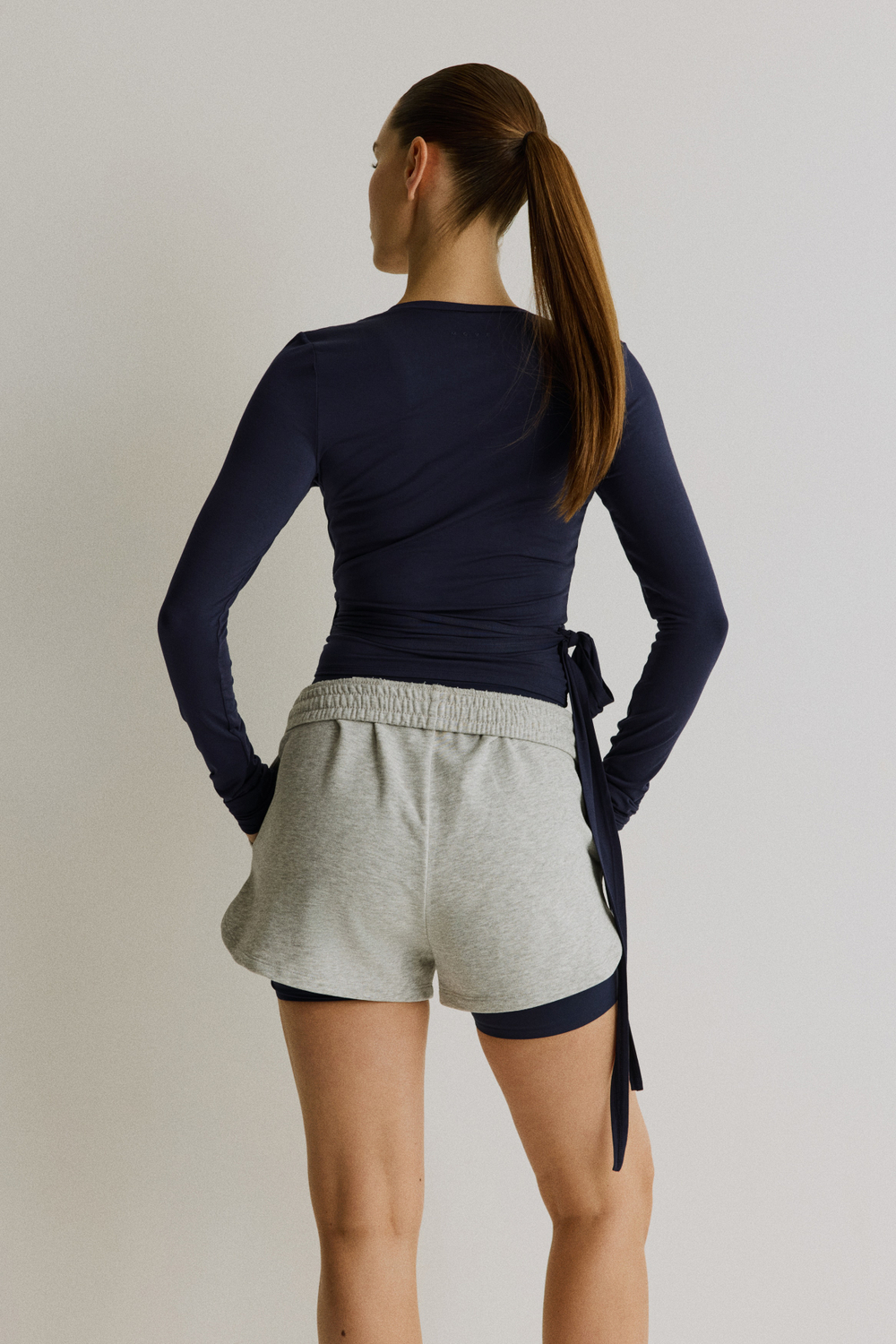 Спортивный топ из модала с запахом — длинные рукава - H&M